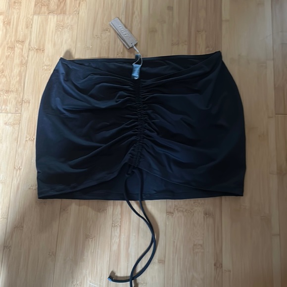 SKIMS Swim Ruched Mini Skirt in Onyx NEW - Picture 7 of 13